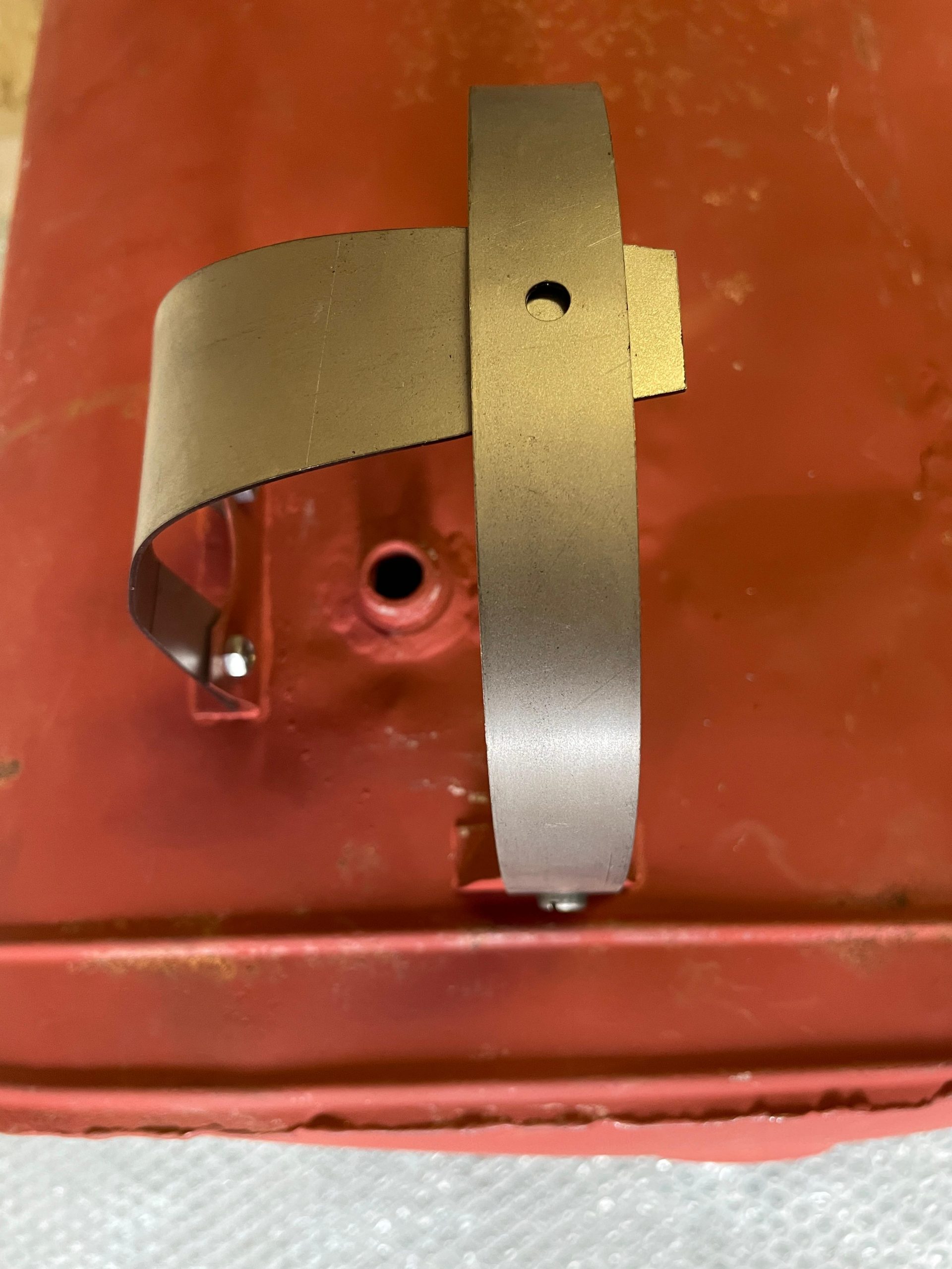 KDF Käfer Kübelwagen Benzinhahnschutz Reparaturblech Halter inkl. Schrauben – Bild 3